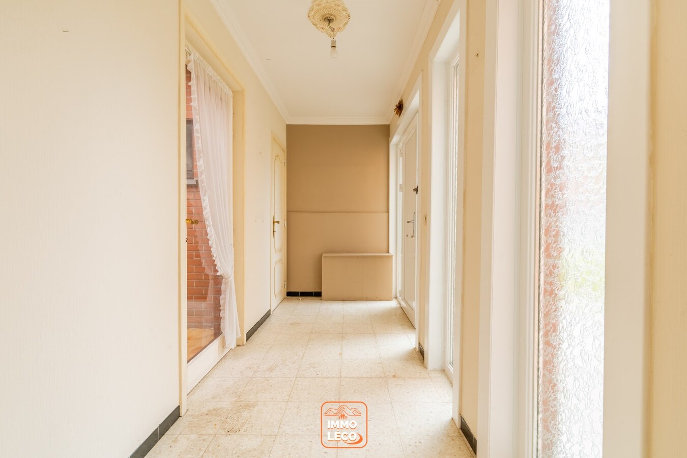 Plain-Pied idéalement situé avec jardin, garage et passage à l'arrière. Idéal 1er achat/investissement ! 