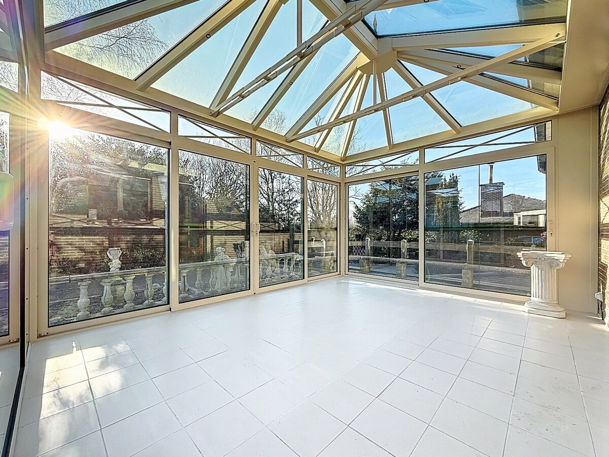 Statige laagbouwvilla met groene achteruit te Scheldewindeke 