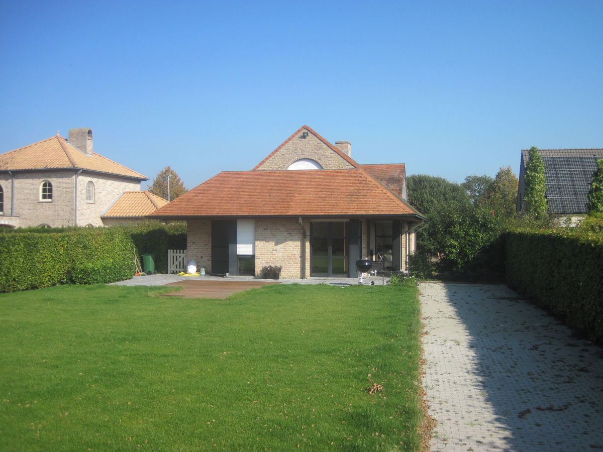 Eigentijdse villa met aangename tuin - rustig gelegen, én toch nabij N60 en E17. 