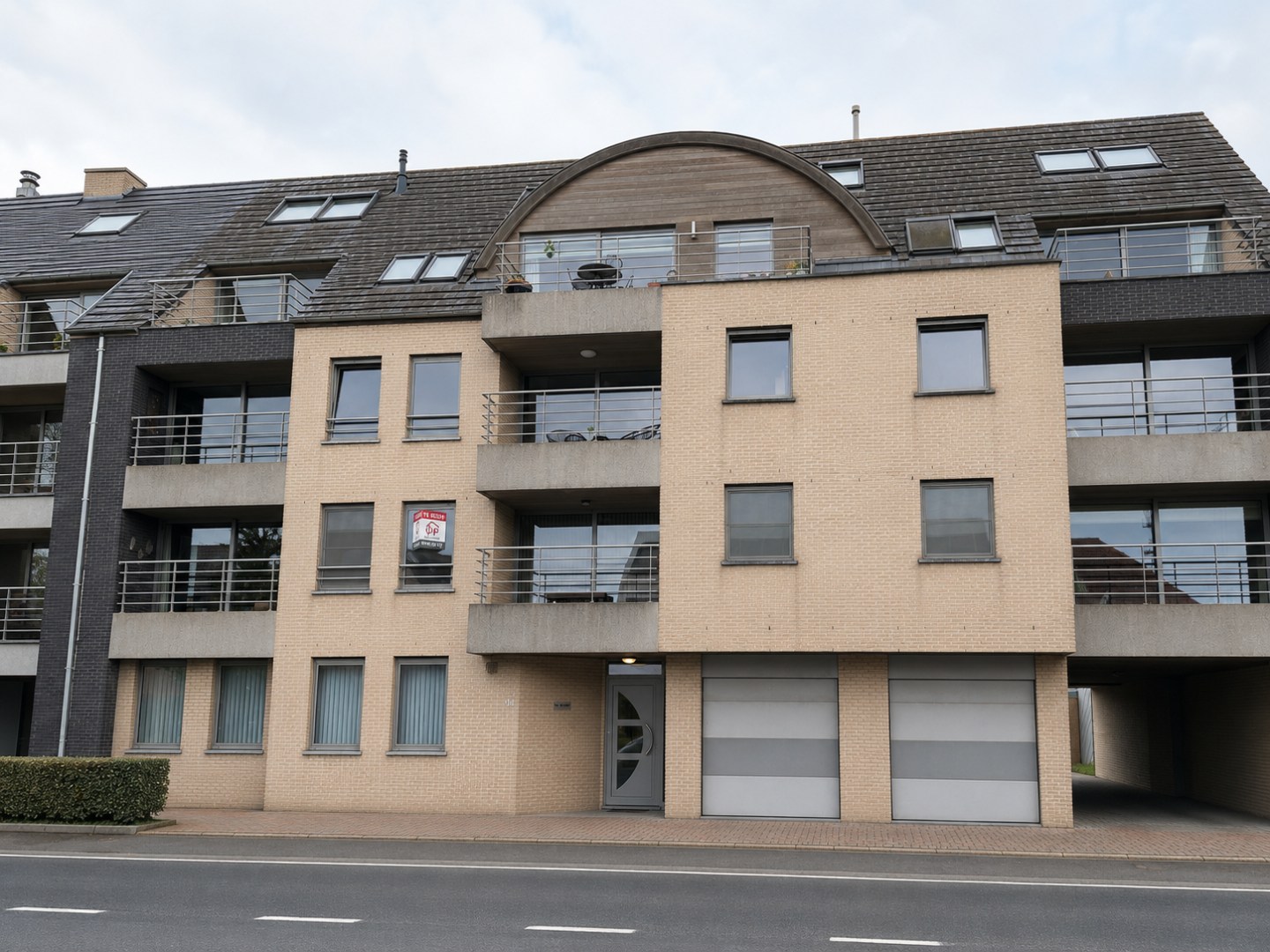 Lichtrijk en gunstig gelegen appartement met 2 slpk, terras en garage, Torhout 