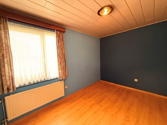 Halfopen woning met 3 slaapkamers, inpandige garage en mooie tuin in Kleine Brogel. 