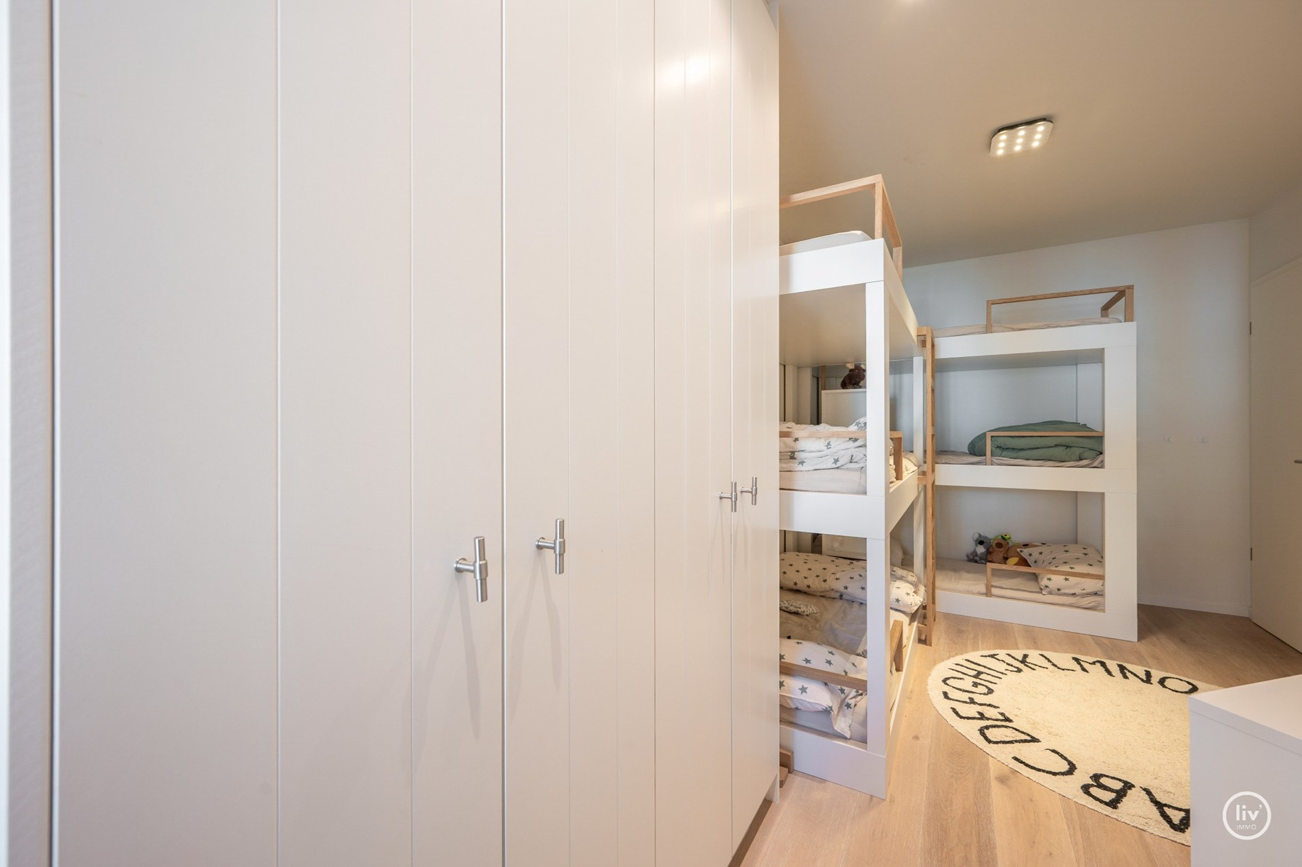 Prachtig, ruim en récent (2015) appartement met 3 volwaardige slaapkamers en zonnig terras goed gelegen op de Leopoldlaan te Knokke. 