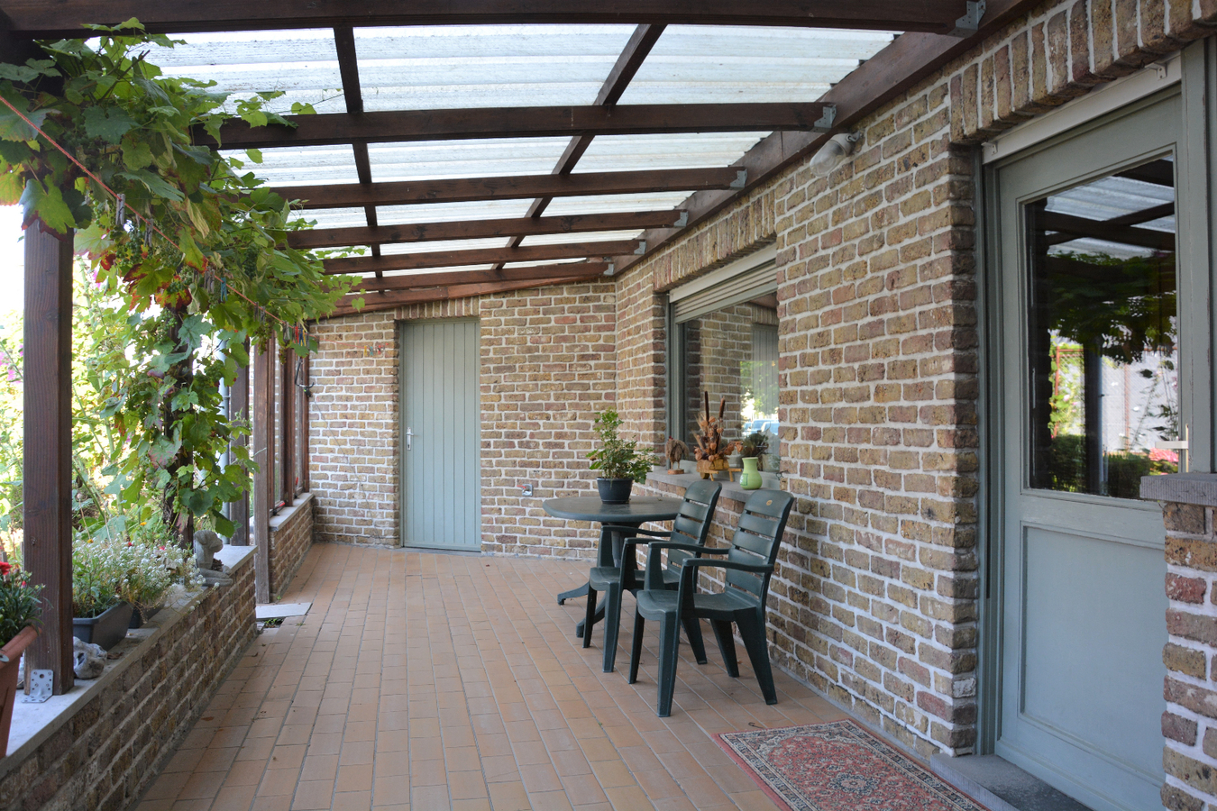 Ruime hoekwoning met 4 slaapkamers en dubbele garage 