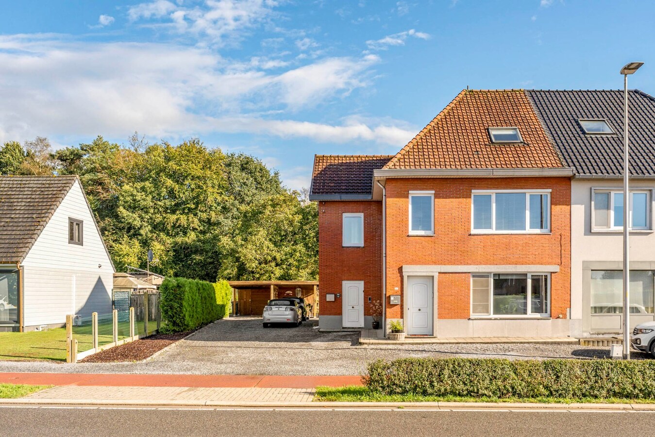 Comfortabel, gelijkvloers appartement mét ruime tuin en carport! 