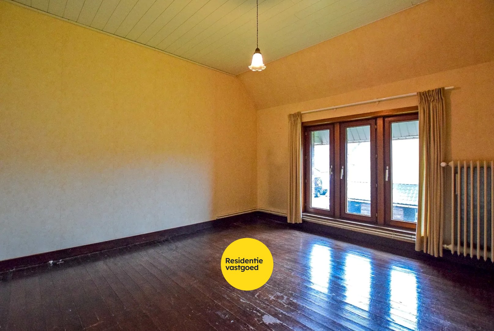 Te renoveren alleenstaande woning met 3 slaapkamers. 