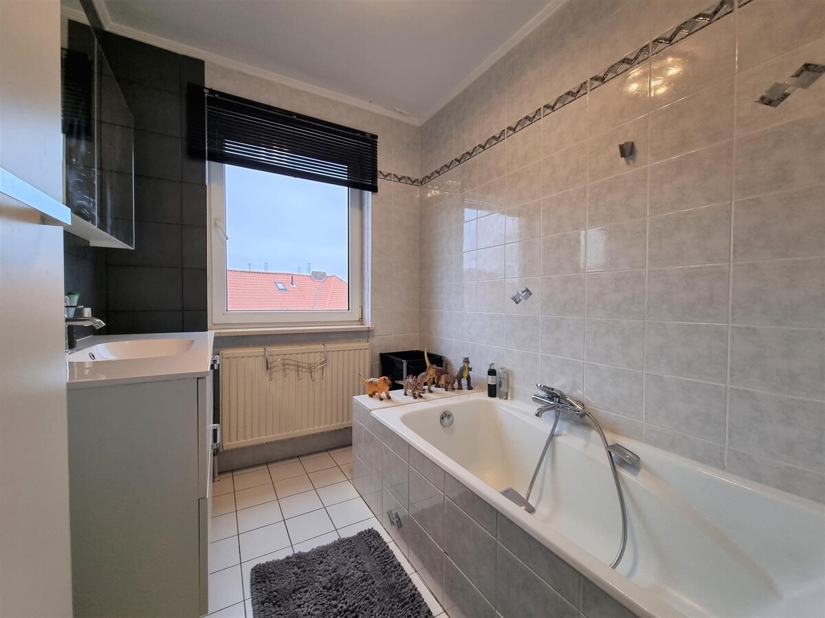 Op te knappen, zeer ruime hoekwoning met oprit - Heist 