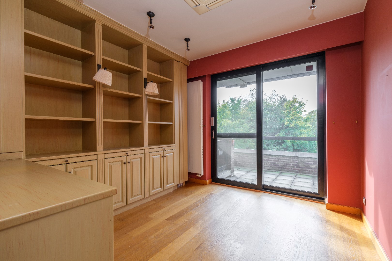 Bureelruimte met vaste kastenwand 