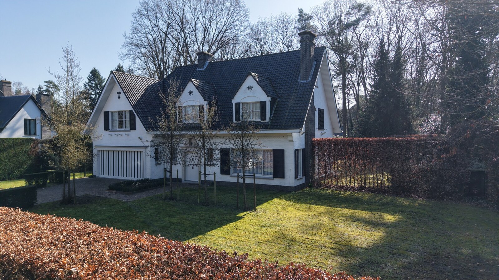 Klassieke villa op een perceel van 3.890 m² met een straatbreedte van 40 meter en Zuid-Oriëntatie te Schilde 