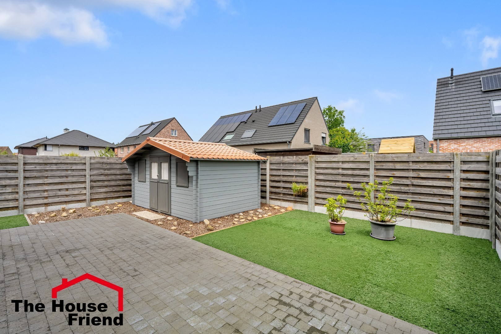 Terras, tuin met tuinhuis