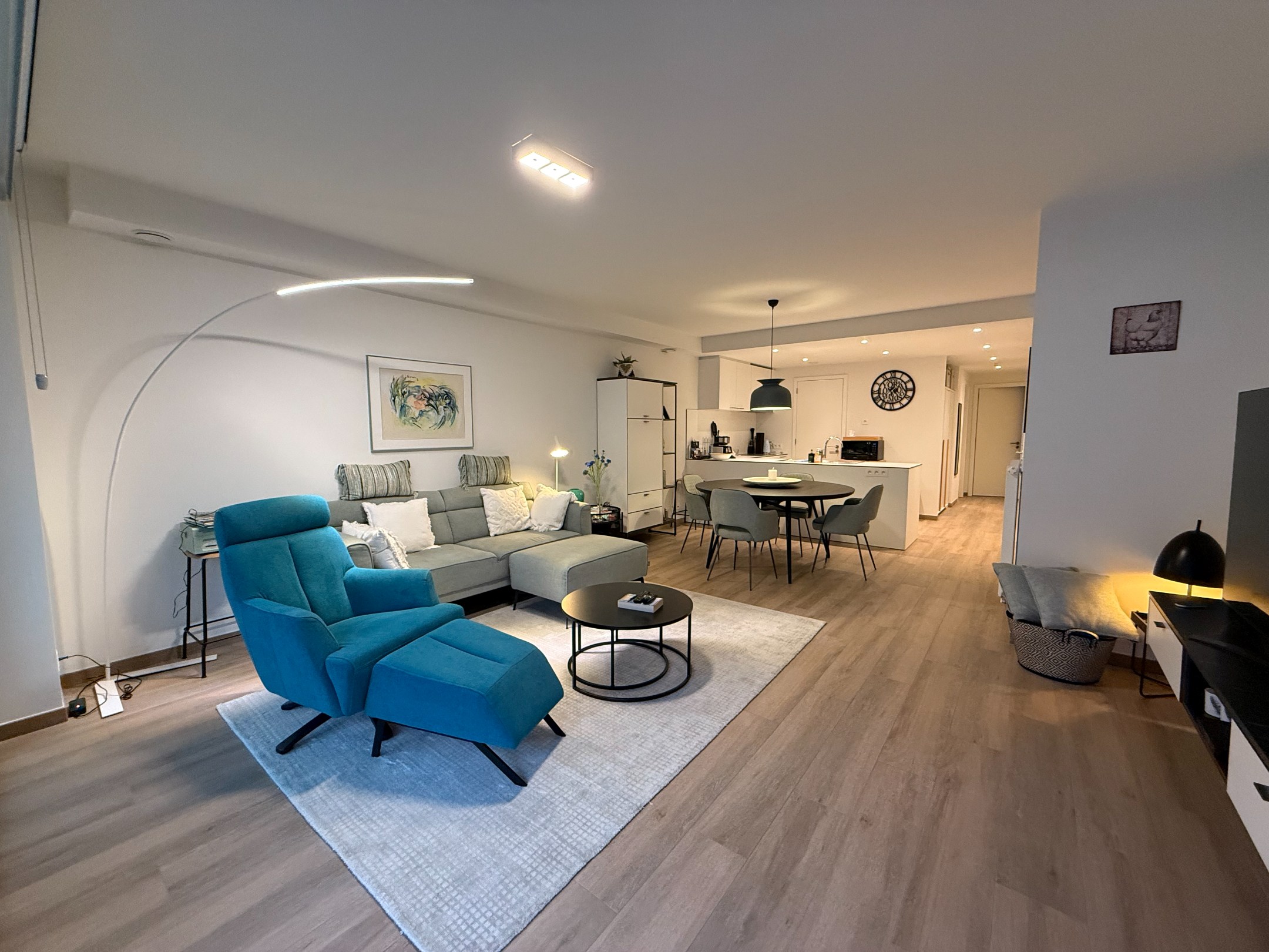 Non-meublé - Charmant appartement à louer avec 2 chambres situé dans une résidence récente sur l'avenue Léopold à Knokke. 