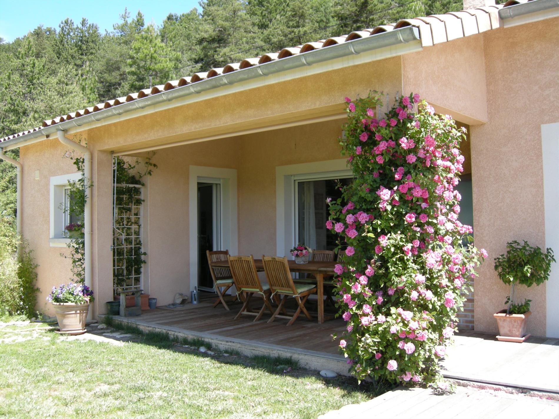 Eigentijdse villa omringd door wijngaarden 