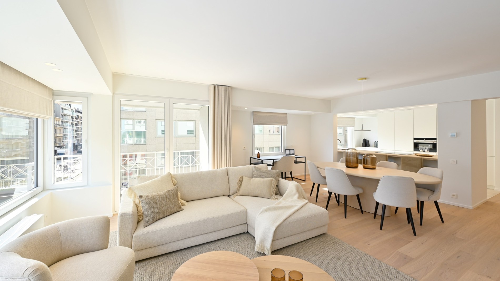 Prachtig, ruim (131 m2) HOEKappartement, volledig gerenoveerd centraal gelegen op de Lippenslaan vlakbij de zeedijk te Knokke. 