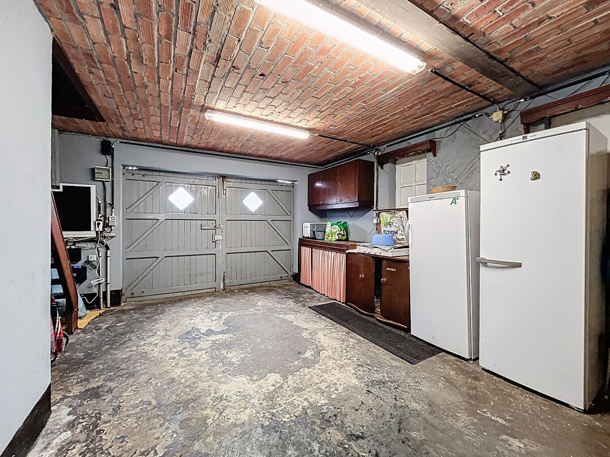 Ruime, solide jaren '50 woning met 2 garages te Nederzwalm 