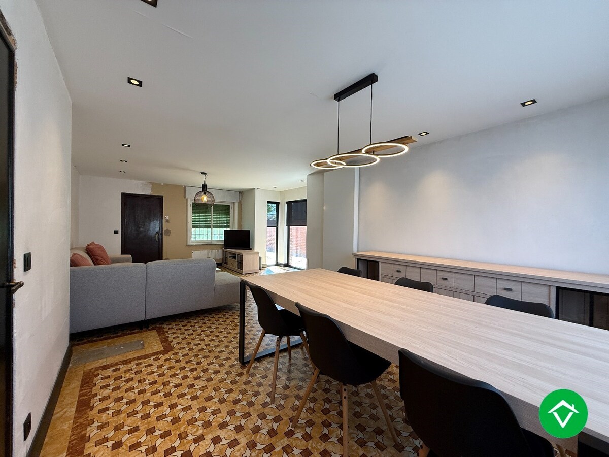 Charmante woning met twee slaapkamers, diepe tuin en ruime garage 