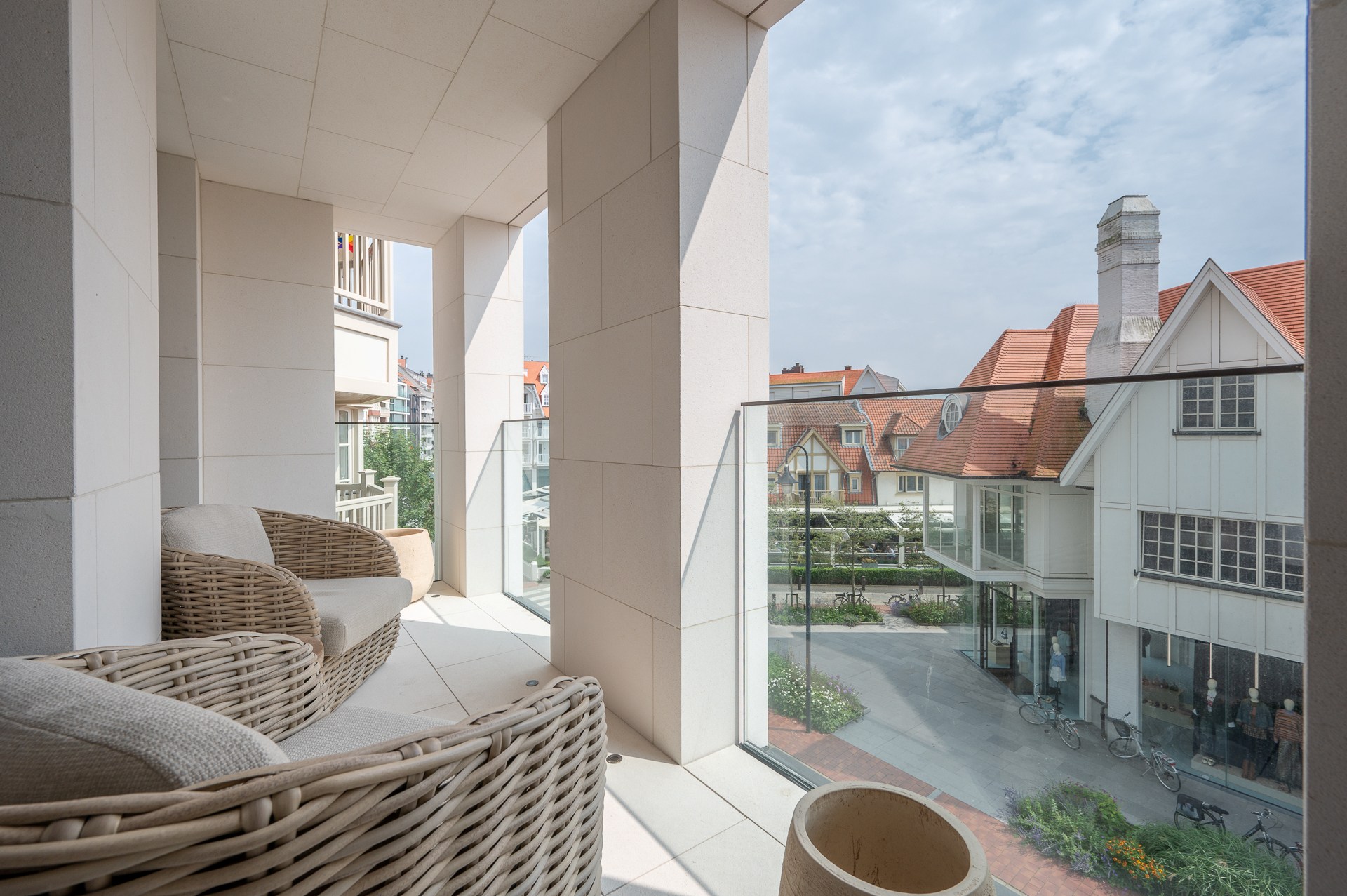 Op de tweede verdieping van de exclusieve residentie Triangle Vert, een gebouw geïnspireerd op de iconische Flat Iron in New York, vindt u dit uitzonderlijke hoekappartement. 