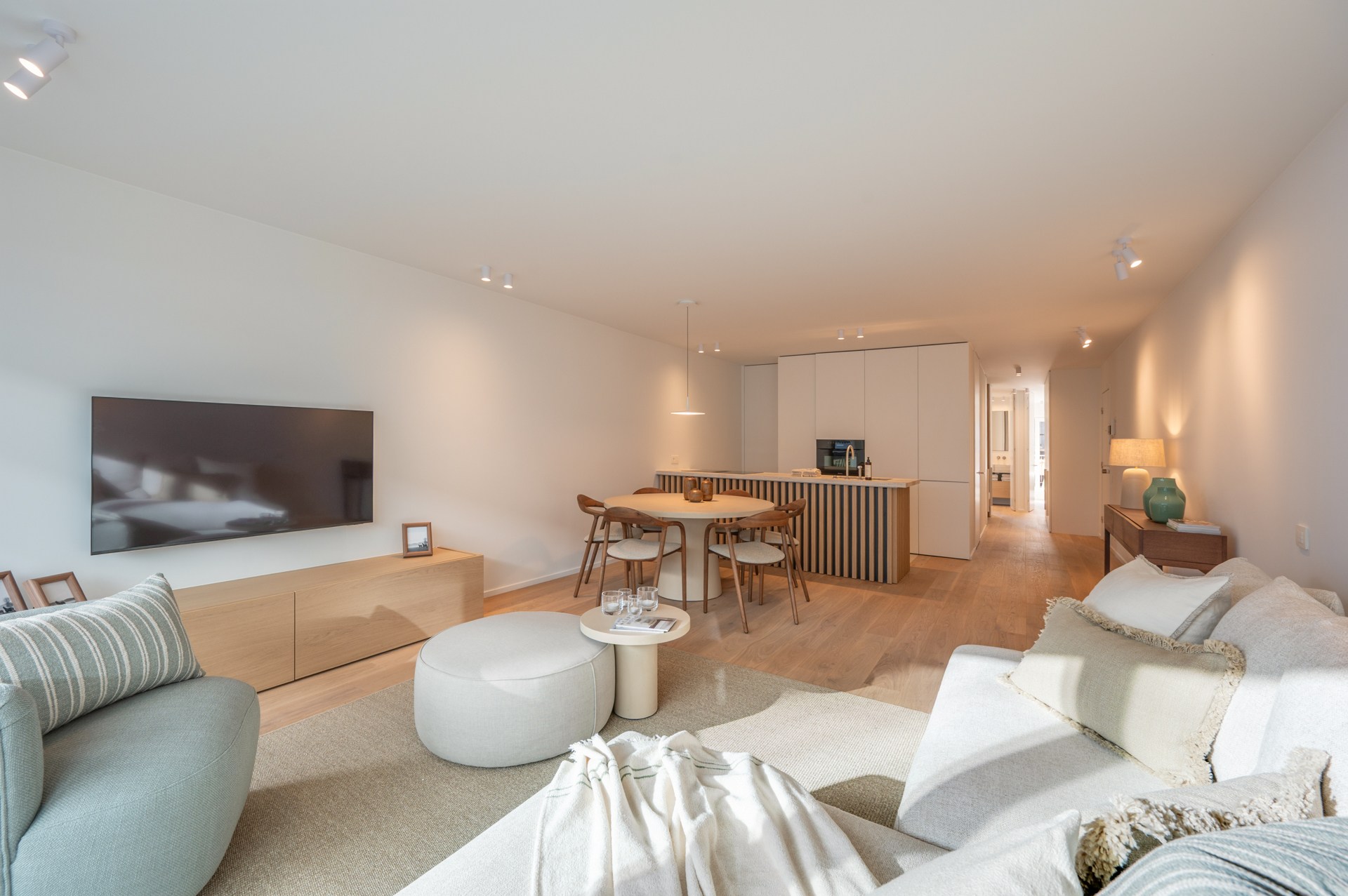 Exclusief gerenoveerd appartement met 3 slaapkamers te koop vlak bij het Albertstrand en het Lichtorenplein. 