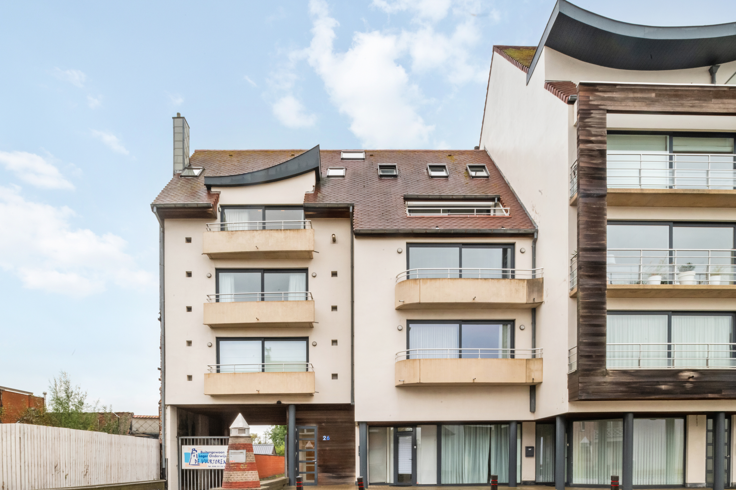 Voici la traduction en français :Grand appartement en duplex avec 2 chambres, 2 salles de bains et terrasses ensoleillées, près de la digue de Heist (possibilité d'offre d'un garage intégré). 