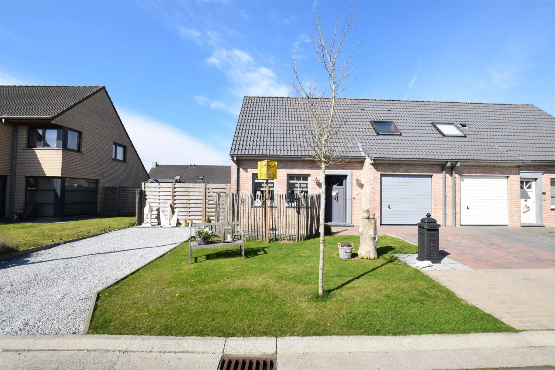 Recente halfopen woning te Beerst op 390 m². 