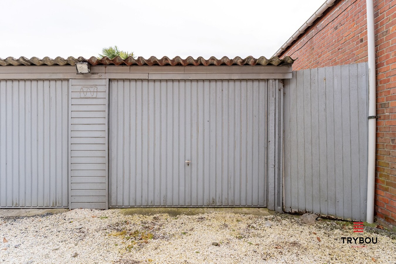 Ruime woning met winkelruimte, loods (optioneel) en garage 