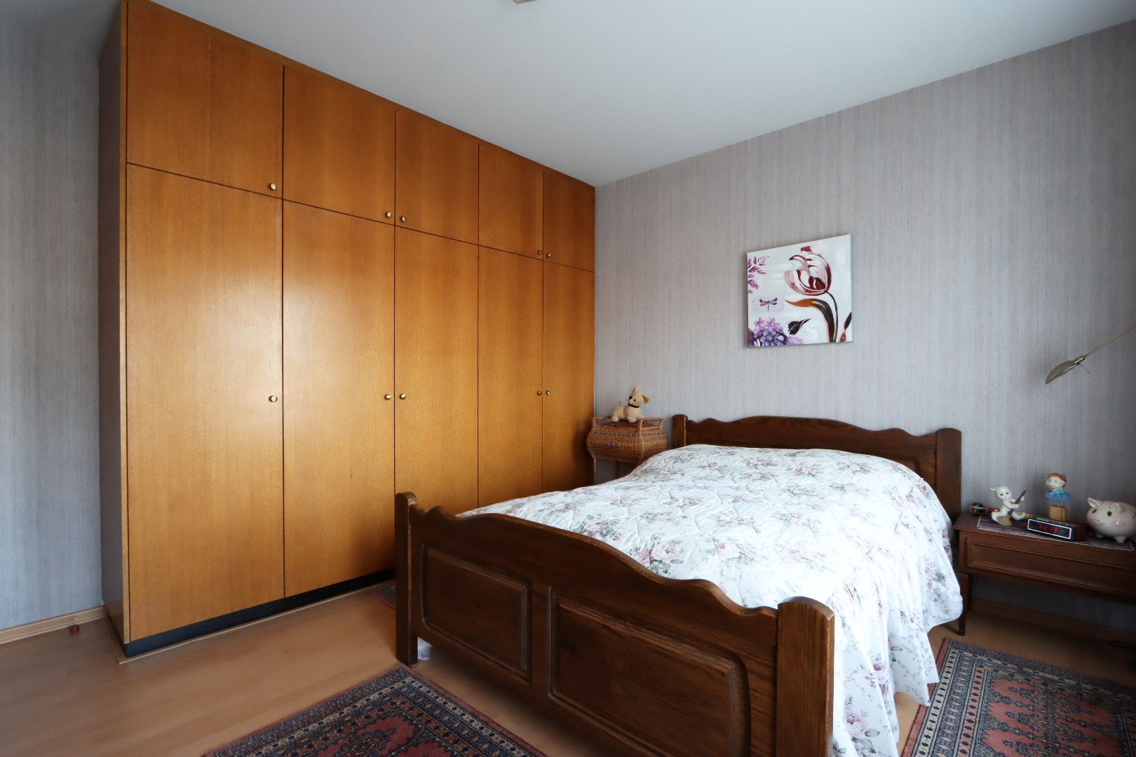 Ouderlijke slaapkamer met laminaatvloer 