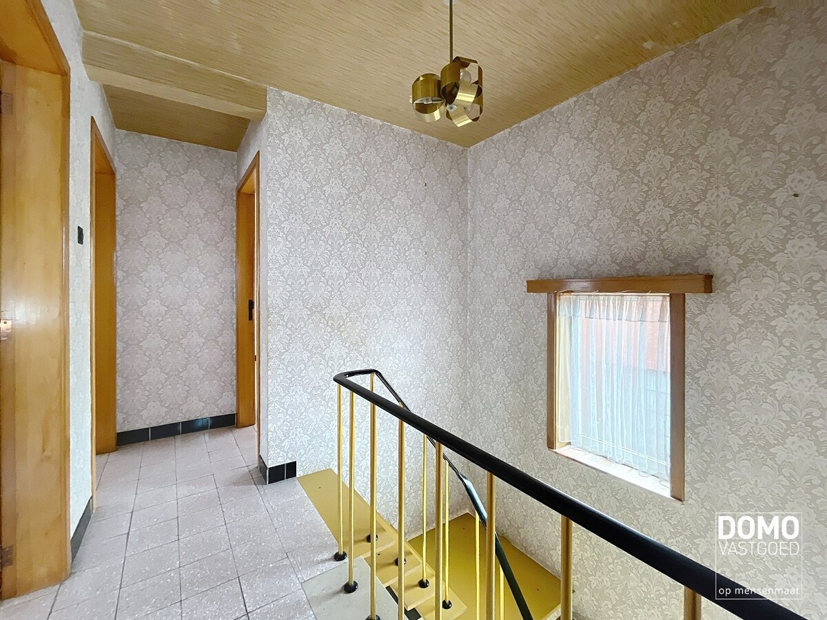 TE RENOVEREN WONING MET GARAGE, 3 SLAAPKAMERS EN GEZELLIGE TUIN OP EEN PERCEEL VAN 8A14CA 