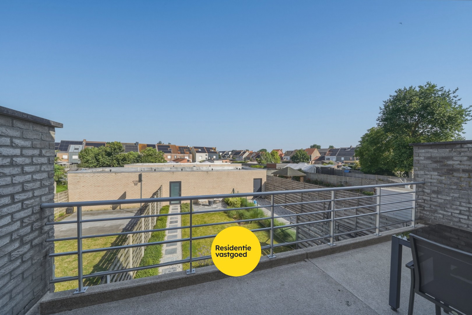 Instapklare recente woning met zeer ruime garage en tuin in Oudenburg 