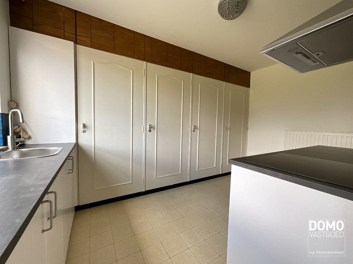 WONING MET GARAGE EN 1 SLAAPKAMER TE KERMT 