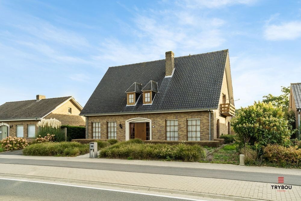 Ruime karaktervolle villa met 3 garages op 1099m² 