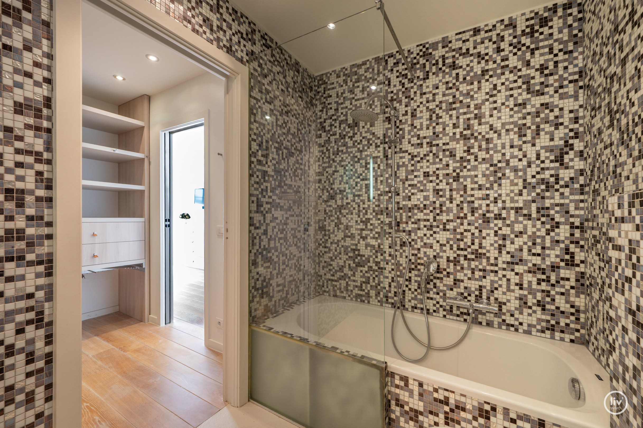 Appartement exceptionnellement spacieux avec une largeur de façade exceptionnelle et une superficie totale de 163 m², idéalement situé sur l'avenue Dumortier à Knokke. 