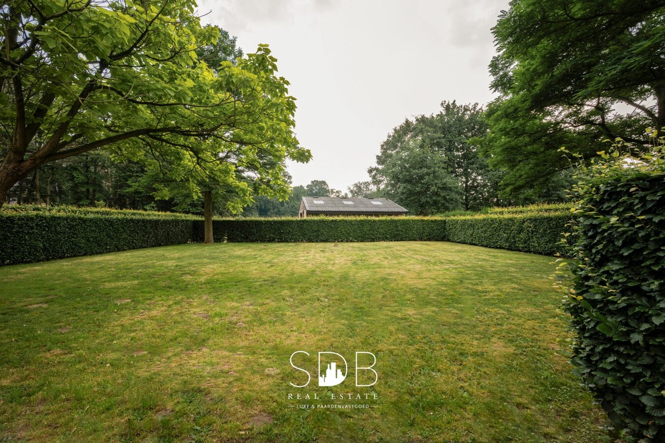 Prachtig landhuis met paardenfaciliteiten op 15.804m² 