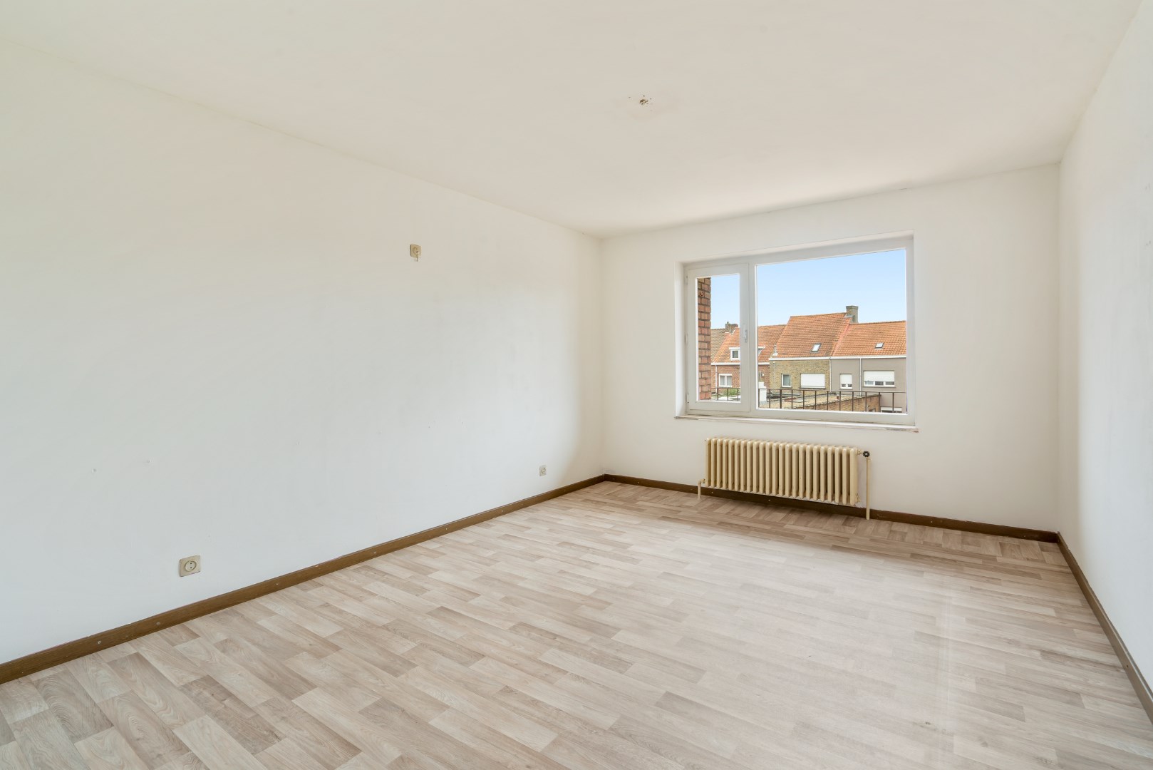 Te renoveren 2 slaapkamer appartement op eerste verdieping 