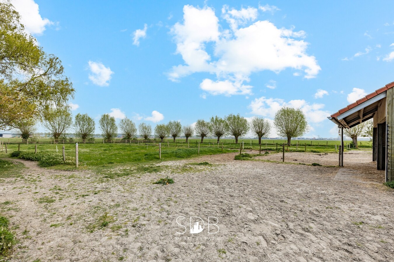 Landelijke woning met authentiek gastenhuis, stalgebouw, graslanden en buitenpiste op 20.285m² 