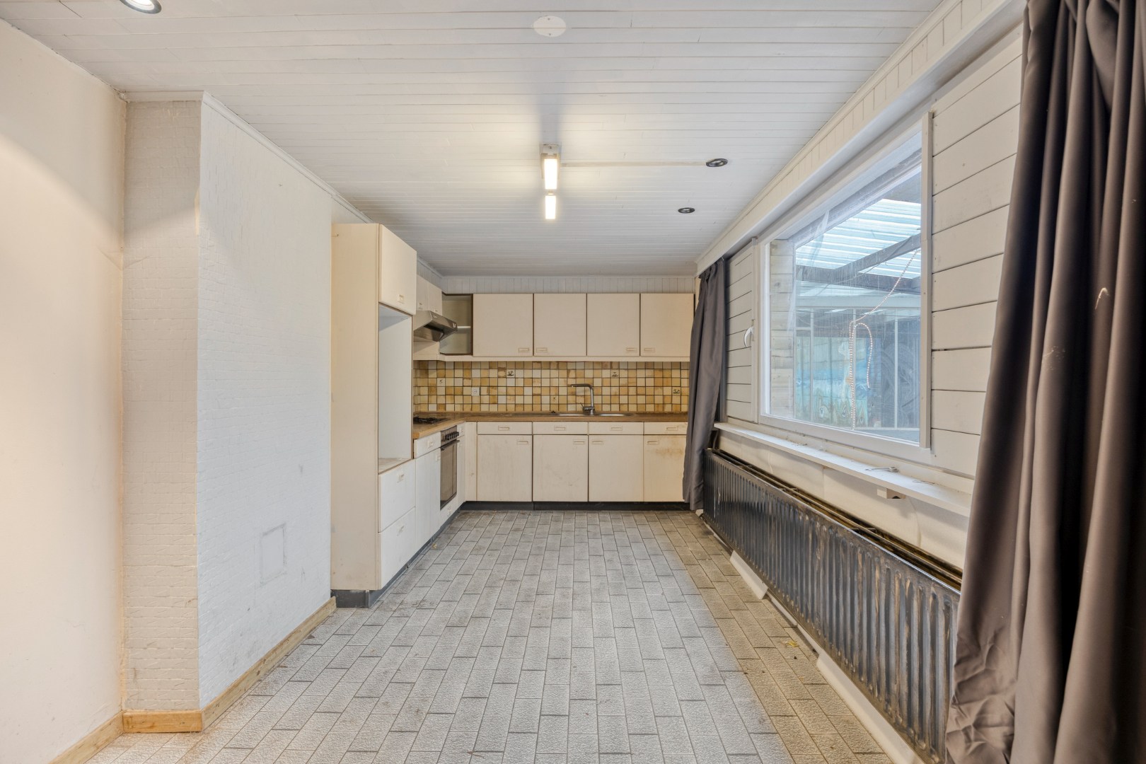 Te renoveren woning met 4 slpk. en gezellige stadstuin op een centrale ligging in Geel 