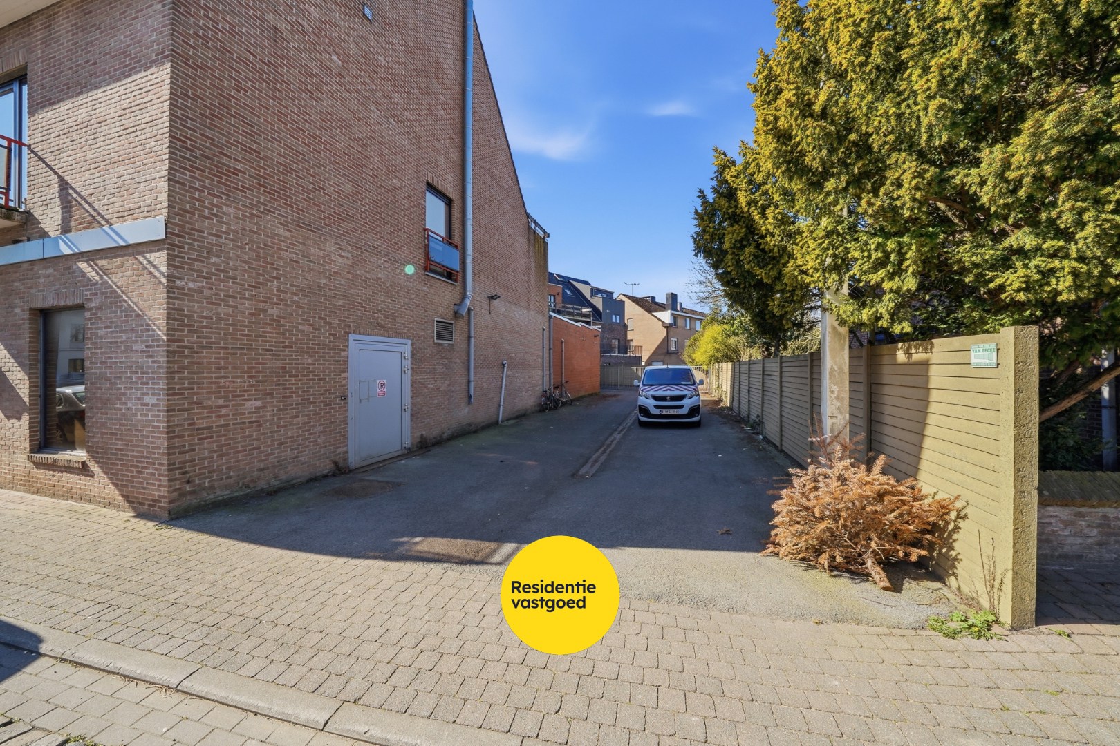 Te huur: Ruim handelspand met uitstekende visibiliteit in het centrum van Torhout 