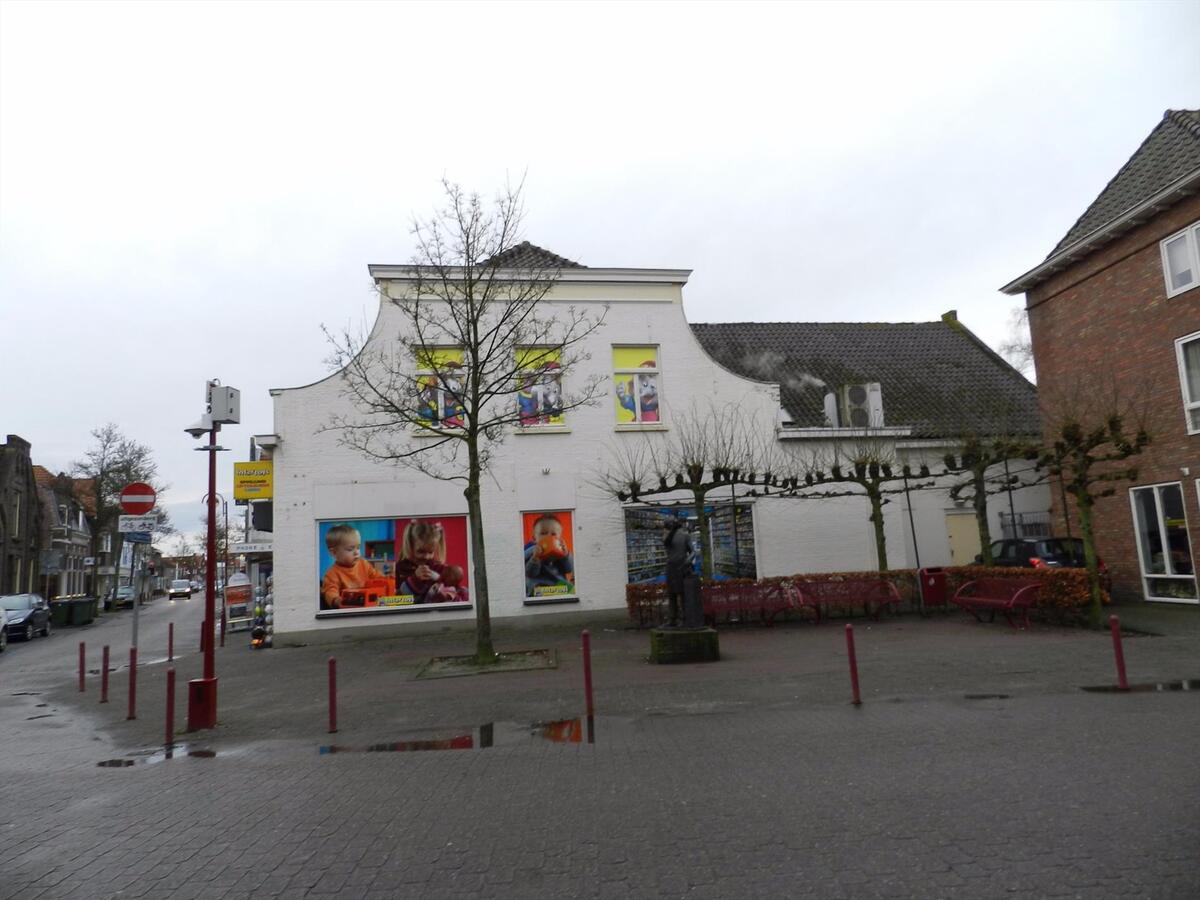 Ruim woon-winkelpand in het centrum van Kaatsheuvel. Het object heeft zowel het huisnummer 66 als 68. Zowel de woning als de winkel hebben een eigen toegang. 