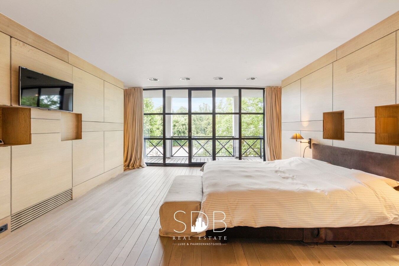 Prachtige villa met hippische accommodatie en graslanden +/-  23 ha 