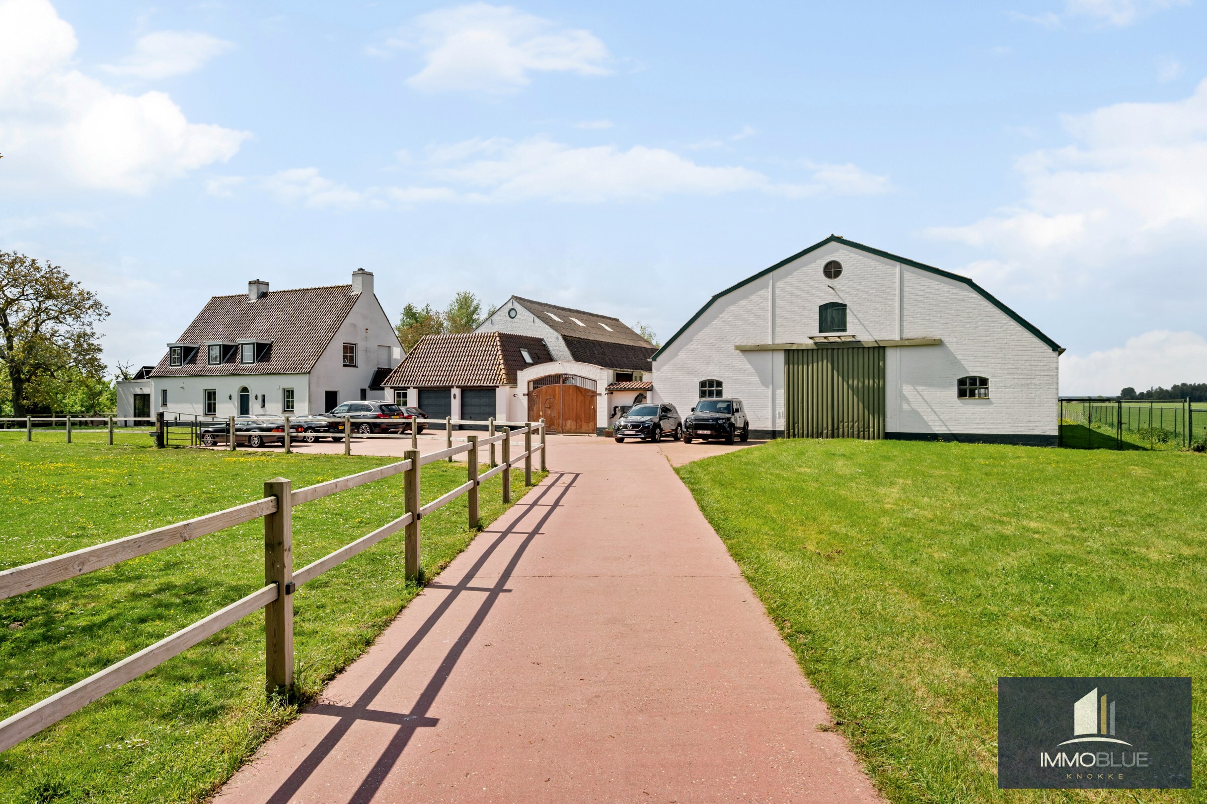 Domaine idylliquement situé avec maison rénovée, espace professionnel et installations équestres étendues. 