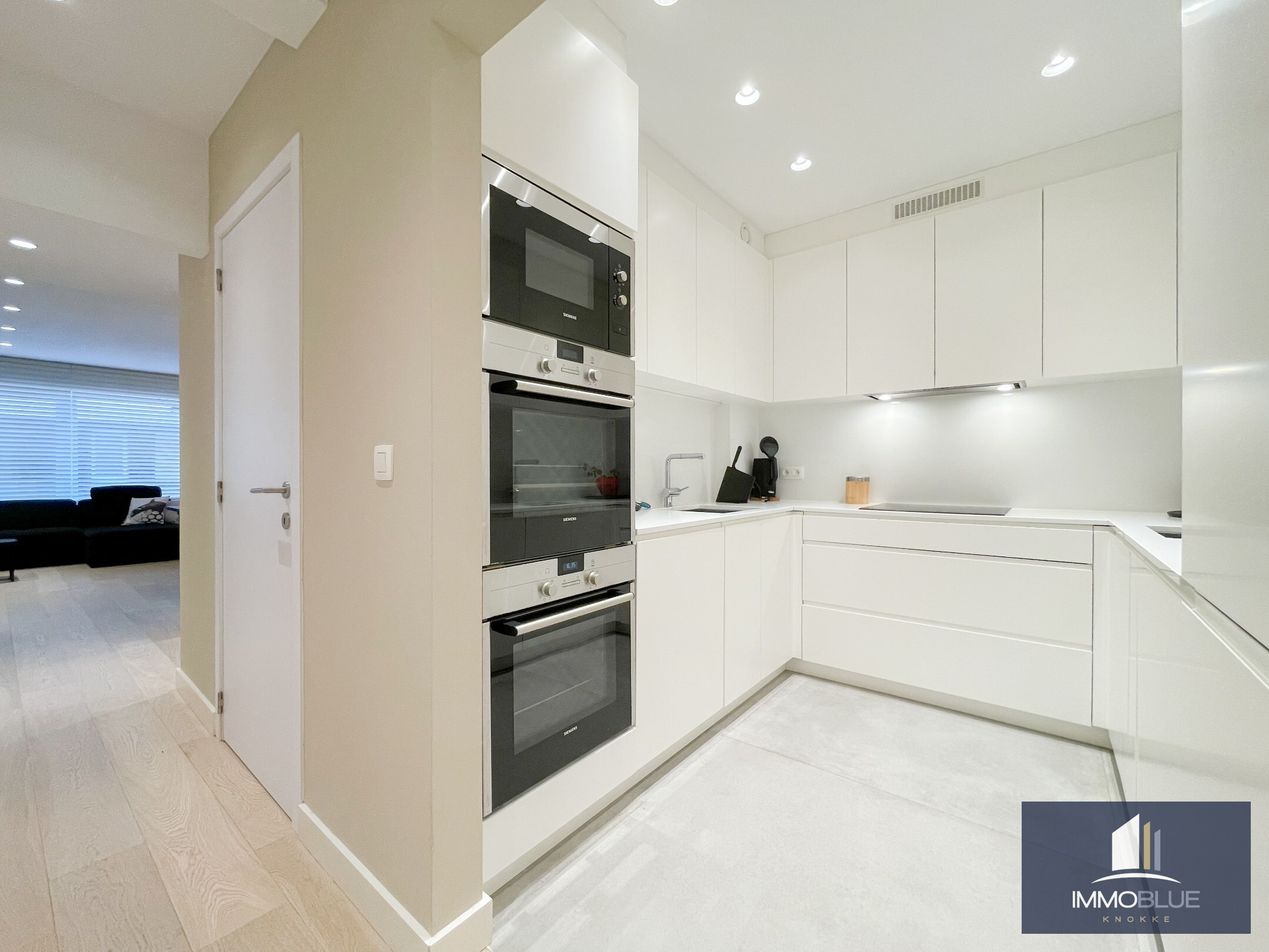 Appartement totalement rénové et luxueusement fini, avec trois chambres et une vue latérale sur la mer, situé au Zoute. 