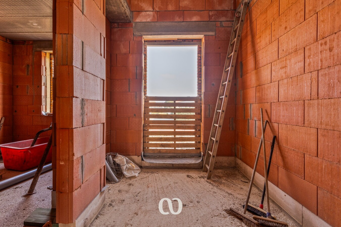 Zeer ruime ruwbouw woning op uitstekende locatie 