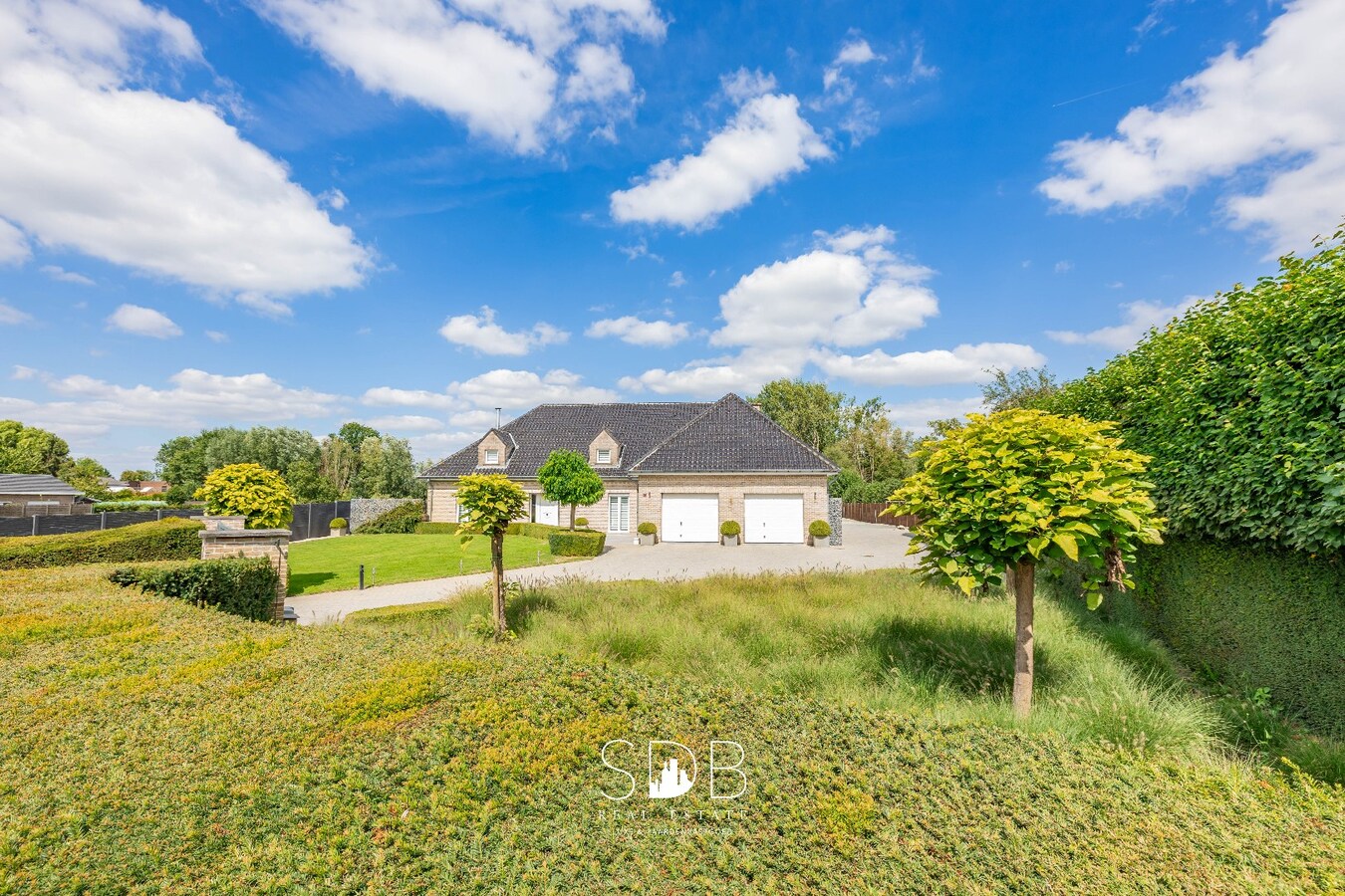 Hedendaagse villa met dubbele garage, zwembad en magazijn op 2.937m² 