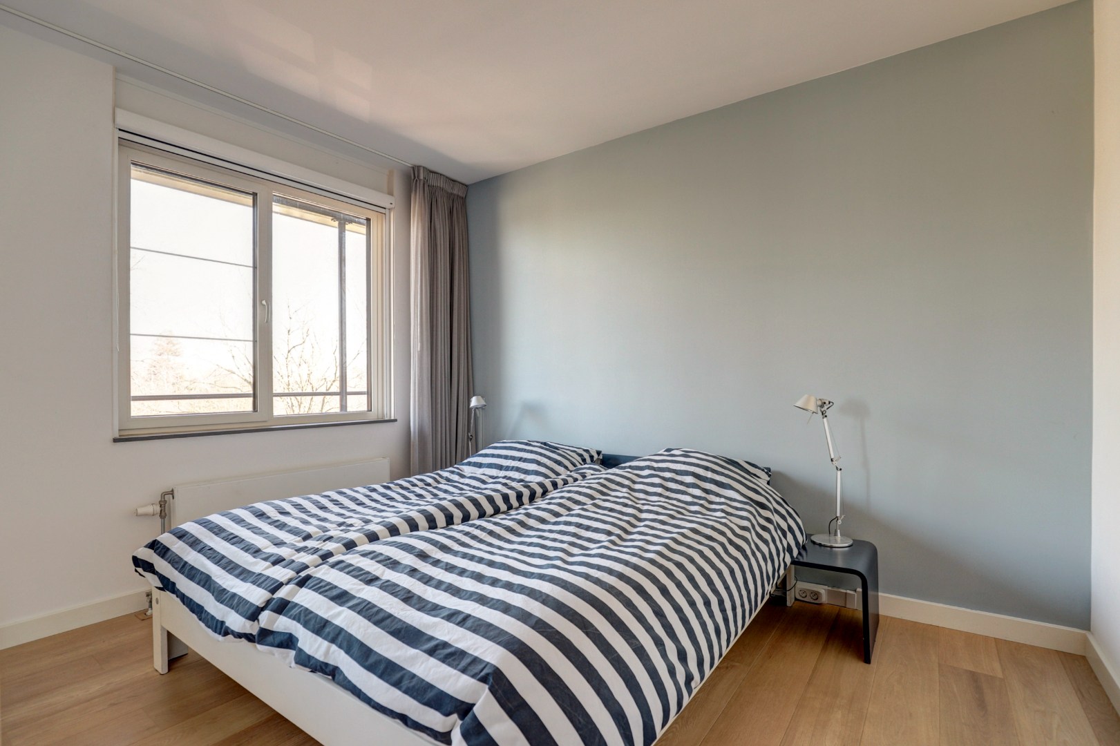 Luxe uitgevoerde 2- (voorheen 3) kamer appartement op de 3e etage met fraaie keuken, badkamer, balkon met uitzicht en gelegen op eigen grond. 