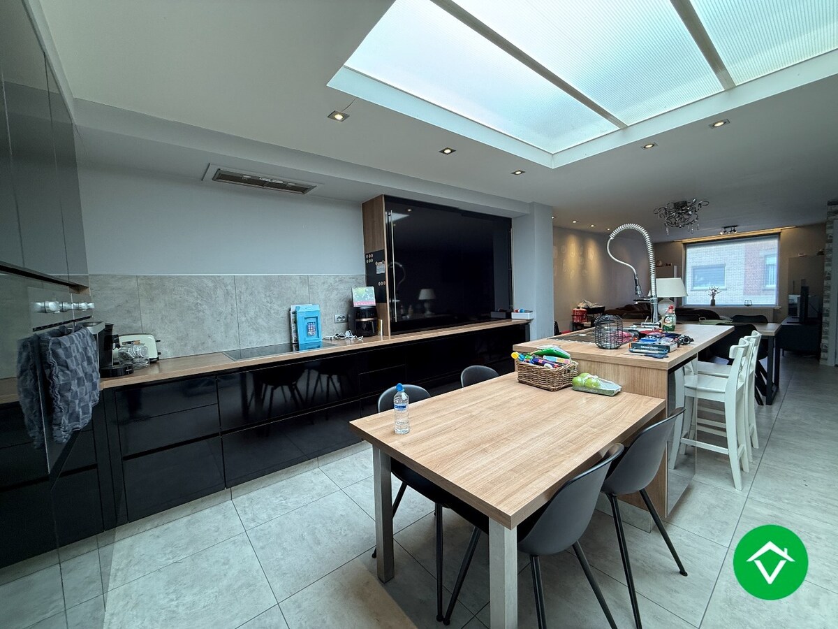 Instapklare woning met drie slaapkamers, tuin met uitweg, zolderkamer te Roeselare 