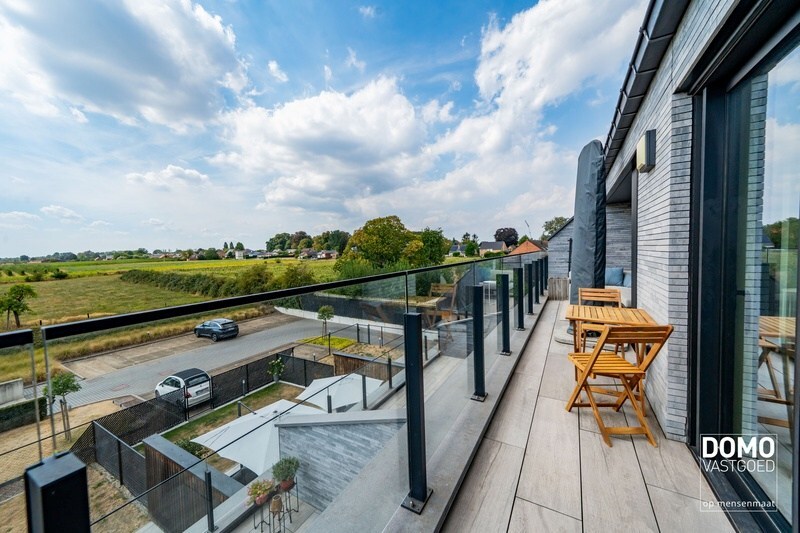 Exclusief appartement met uniek uitzicht te Alken. Inclusief 3 parkeerplaatsen en ruime kelderberging. 