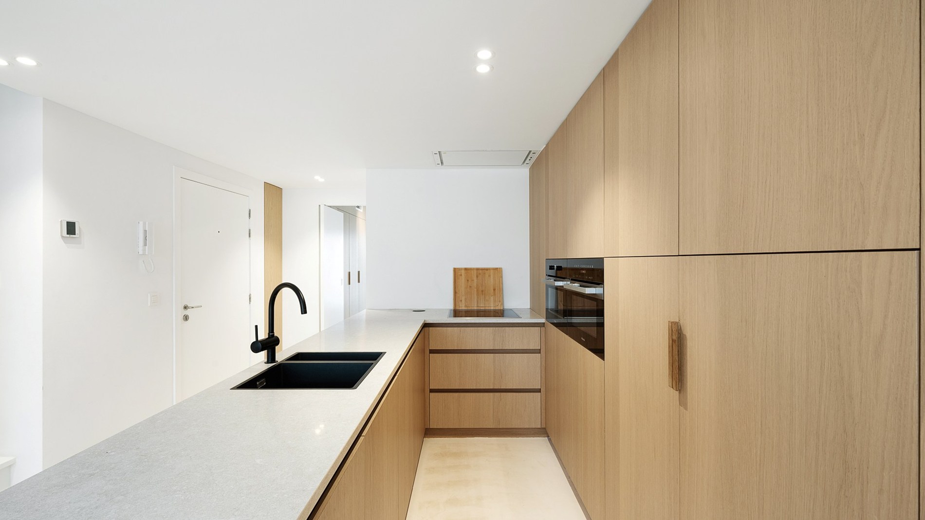 Magnifiek gerenoveerd duplexappartement met 3 SLAAPKAMERS VOOR DUBBEL BED en 3 badkamers. Ruim TERRAS vooraan en achteraan. Ideaal gelegen, rustig maar toch nabij Zeedijk en Lippenslaan. 