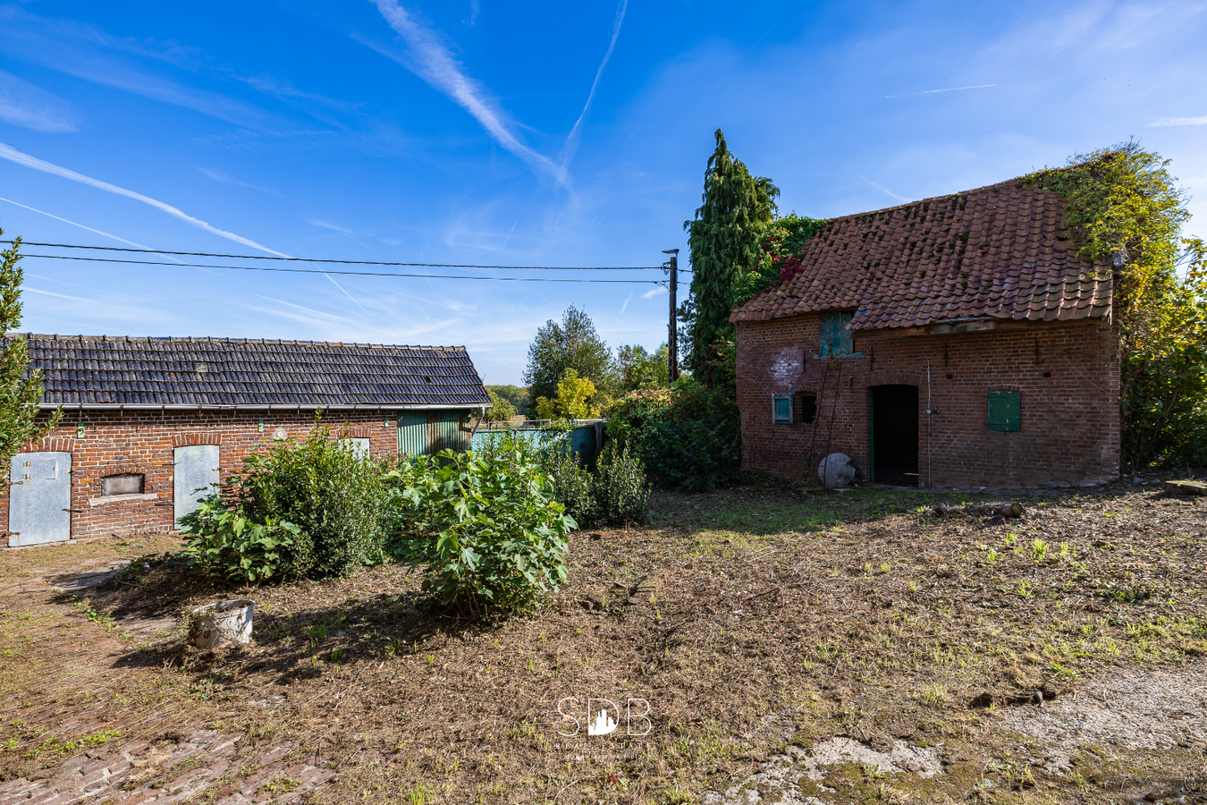 Landelijke hoeve met bijgebouwen en aanpalende graslanden op 14.677m² 