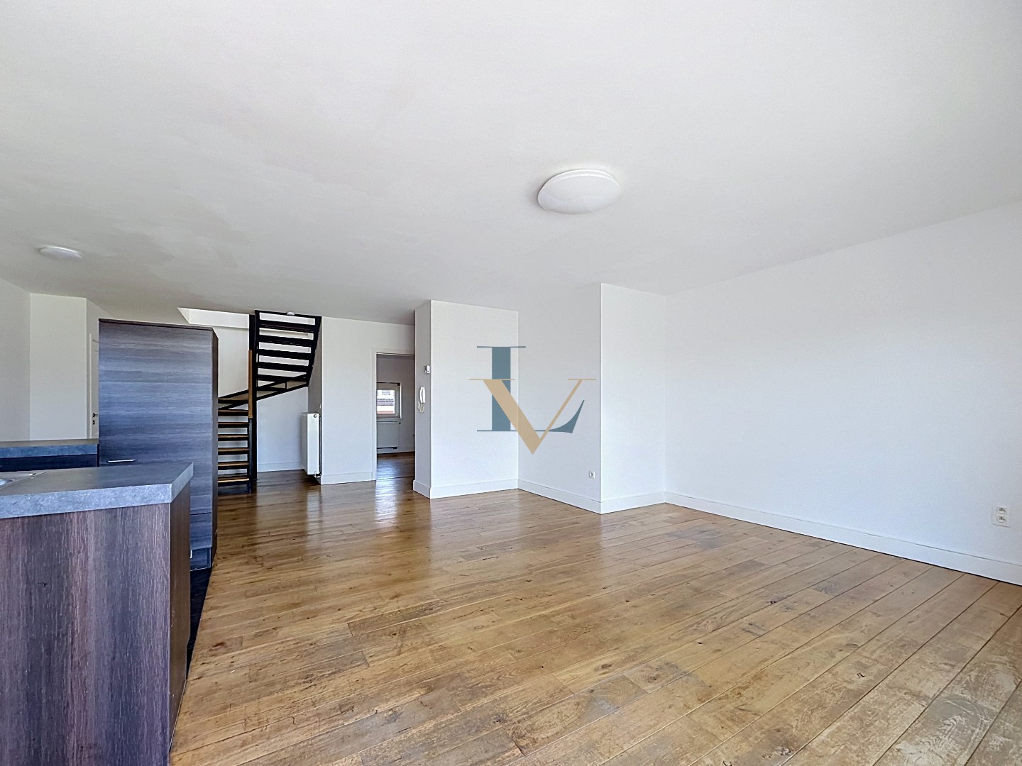 Instapklaar duplex appartement met 2 slpk. en 2 bdks. en mooi terras. 