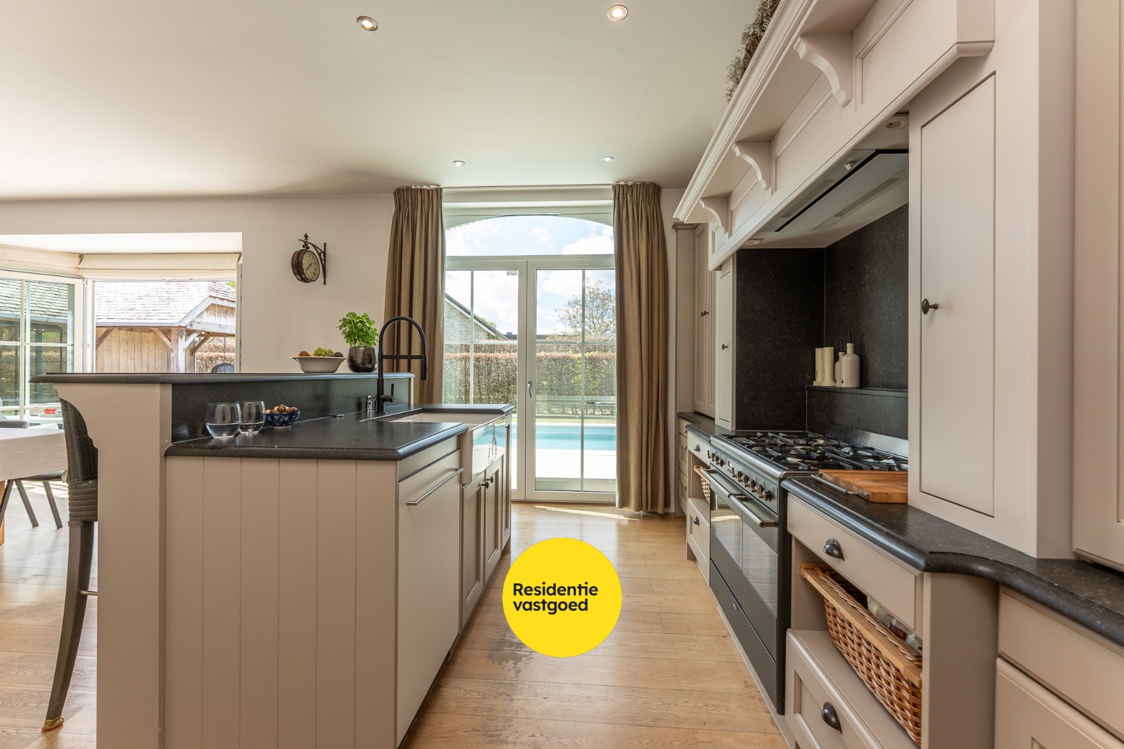 Exclusieve villa met zwembad en poolhouse in de nieuwe St-Annawijk te Sint-Andries 