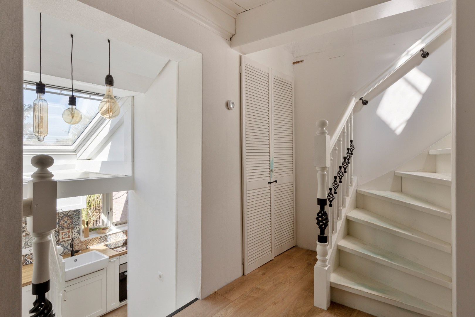 Sfeervol gerenoveerde dijkwoning met riante schuur. 