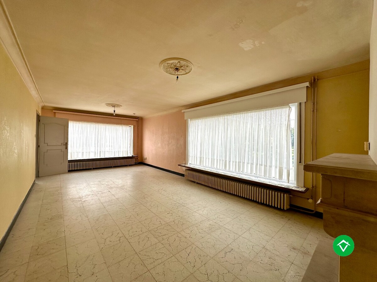 Alleenstaande woning met bakstenen garage en ruime tuin in Ichtegem 