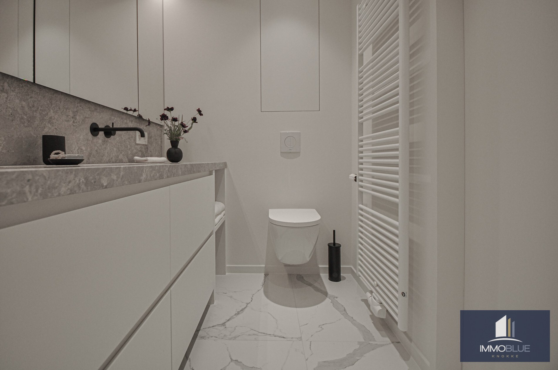 Volledig gerenoveerd appartement met een mooi zijdelings zeezicht gelegen in het Zoute. 